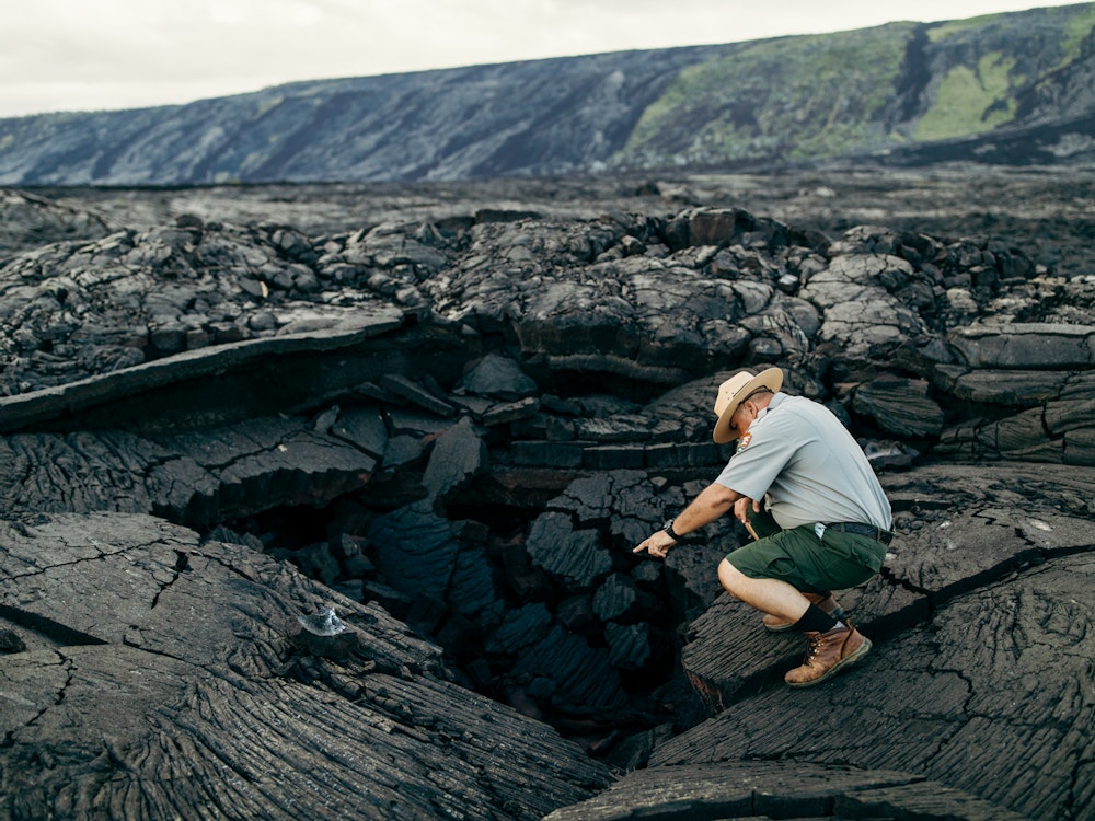 Park Ranger zeigt heiße Lava im Volcanoes National Park auf Hawaii Island