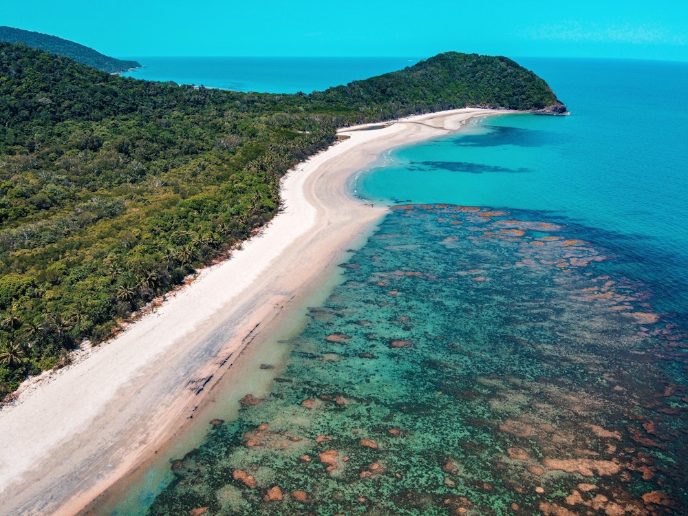Daintree Rainforest samt Strand und Ozean von oben