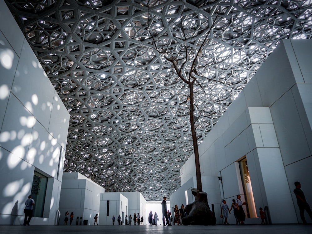 Gitterdach mit Sonnenlicht vom Louvre Abu Dhabi