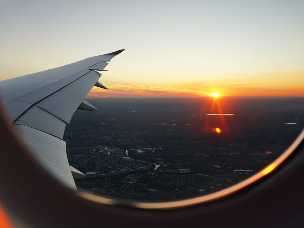 Blick aus Flugzeug Fenster bei Sonnenuntergang