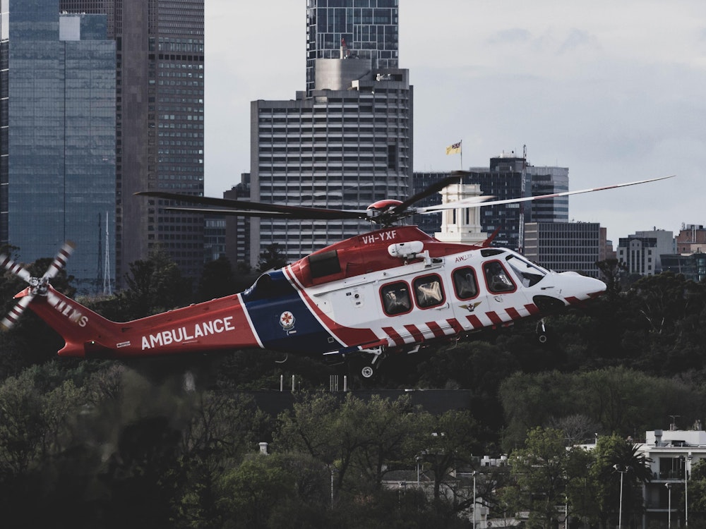 Ein Notfall Hubschrauber fliegt in Melbourne