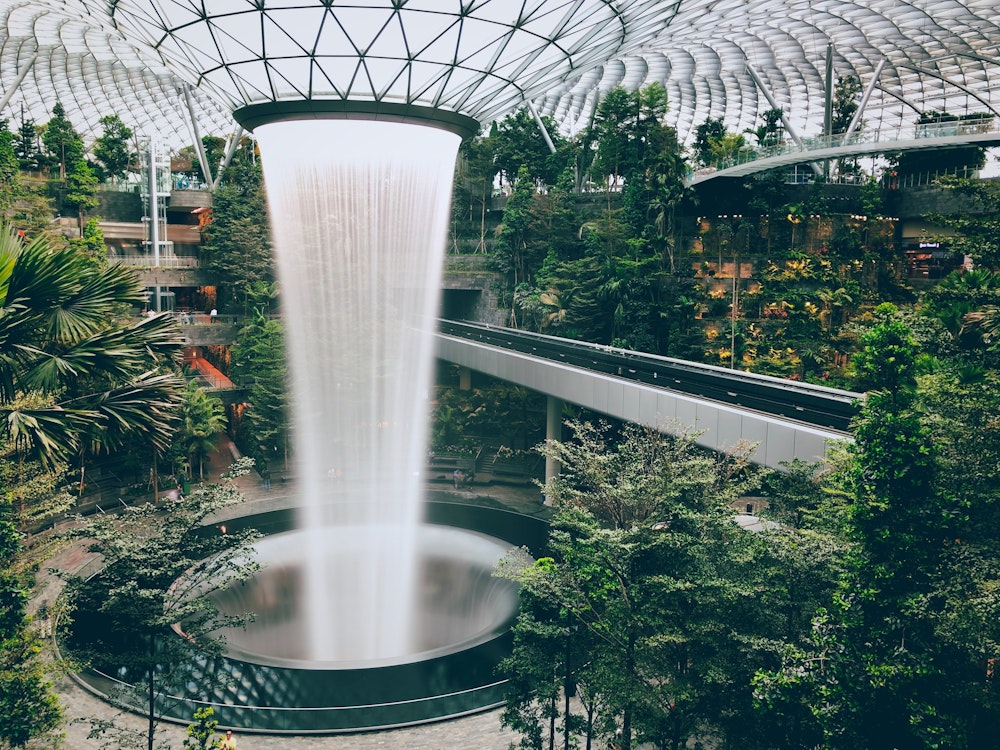 Indoor-Wasserfall im Cloud Forest, Singapur