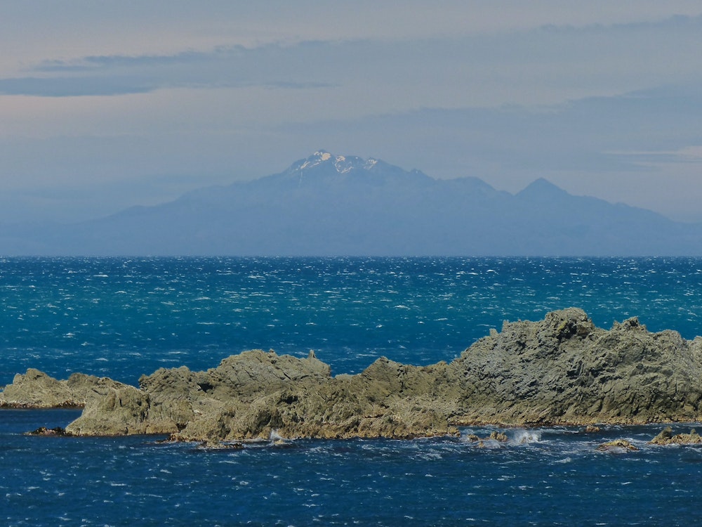 Blick auf Neuseelands Südinsel auf dem Res Rock Coastal Walk