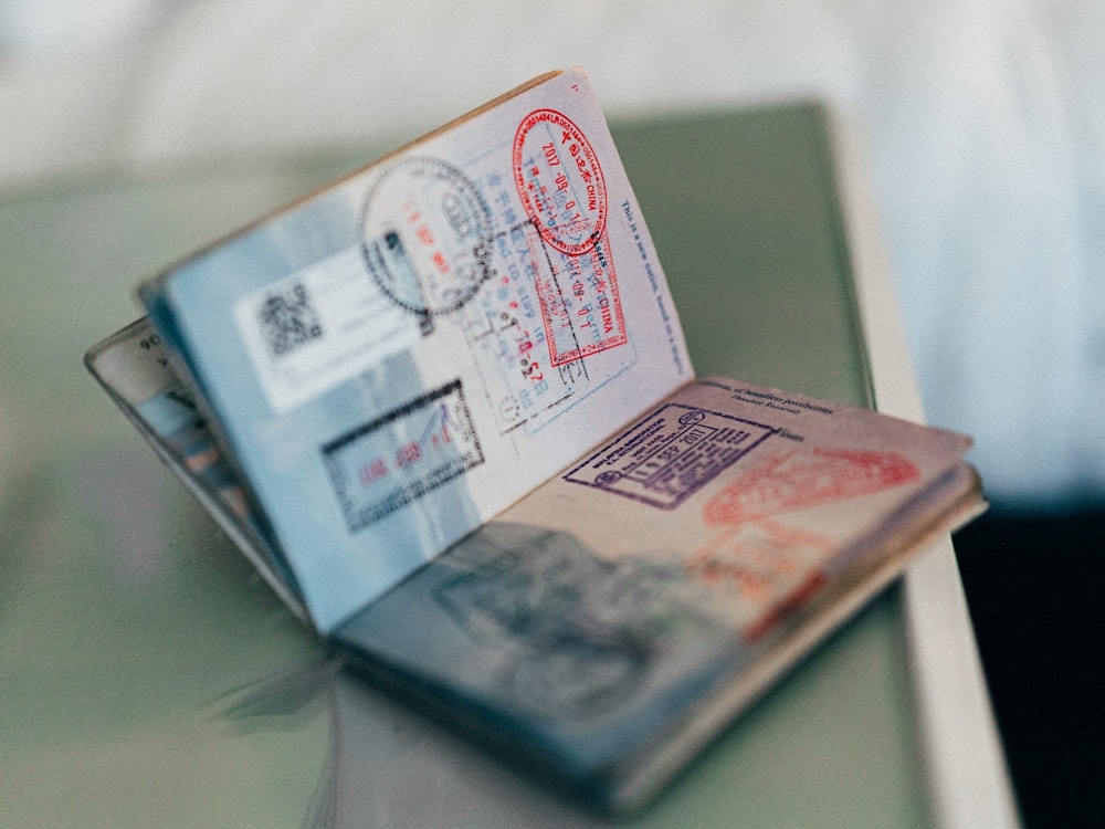Aufgeschlagener Reisepass mit Stempeln