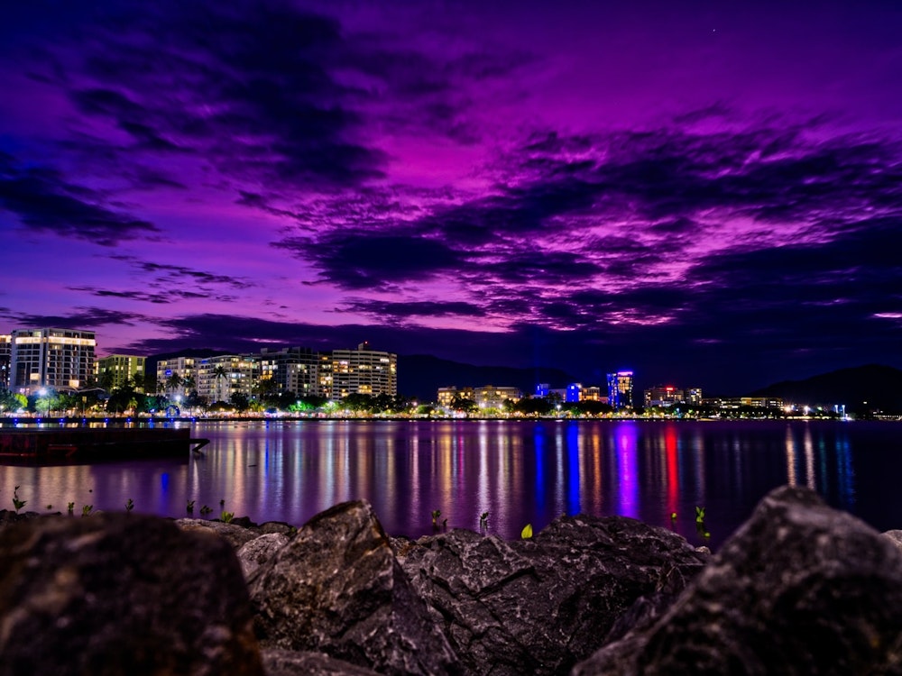 Esplanade in Cairns mit Blick auf Skyline bei Nacht