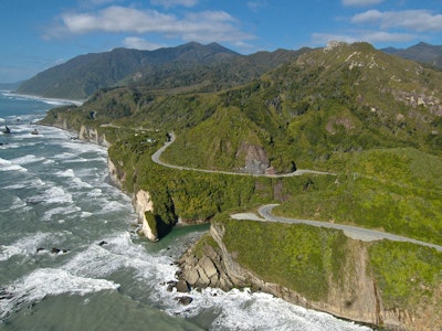 Kurvige Straße an Klippen in Neuseeland