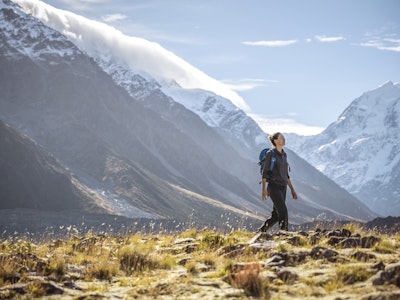 Mann wandert durch Gebirge im Mt Cook Nationalpark in Neuseeland