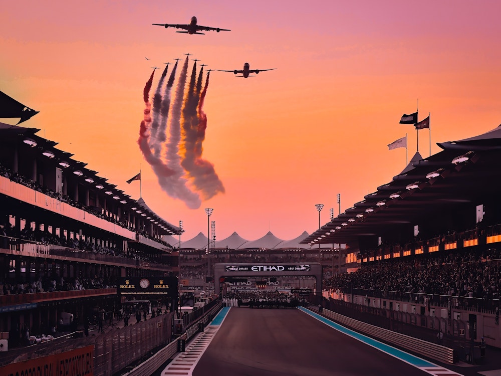 Het Formule1 parcour in Abu Dhabi bij zonsondergang