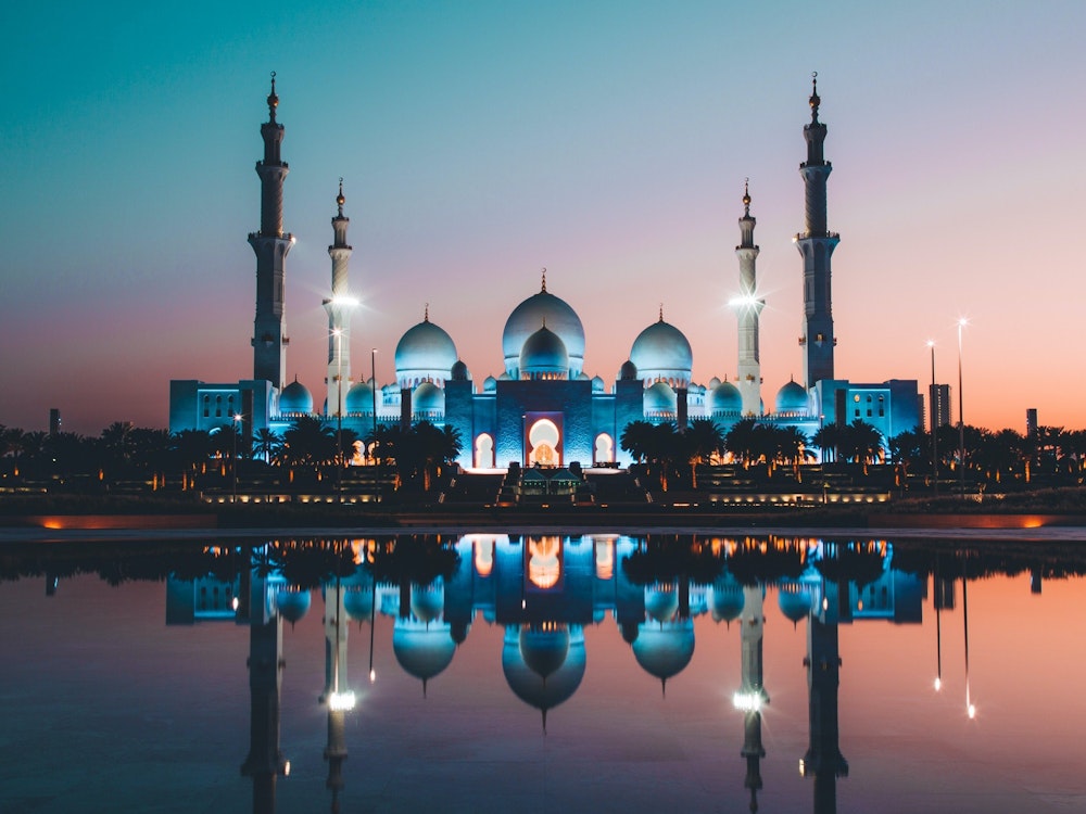 Moskee in Abu Dhabi verlicht tijdens zonsondergang