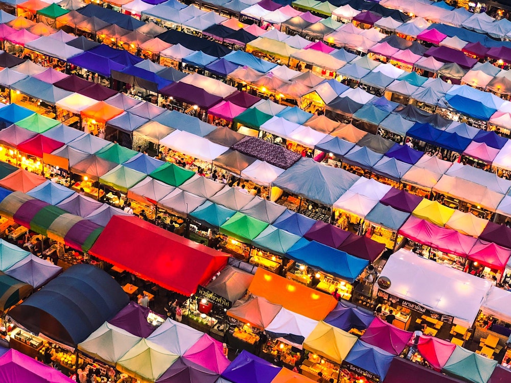 Blick auf die bunten Dächer eines Marktes in Bangkok