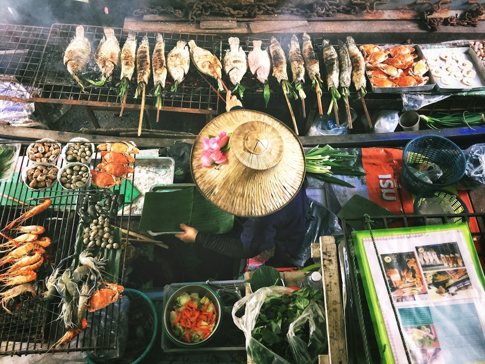 Street Food Markt mit gegrillten Fischen in Bangkok