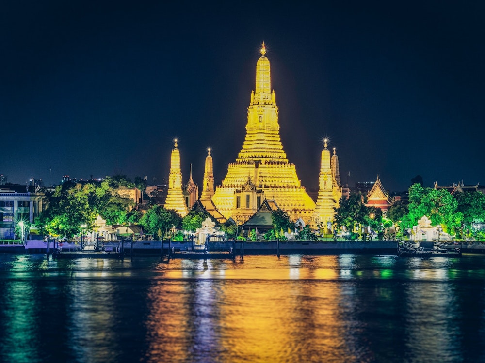 Fluss und beleuchteter Tempel in Bangkok