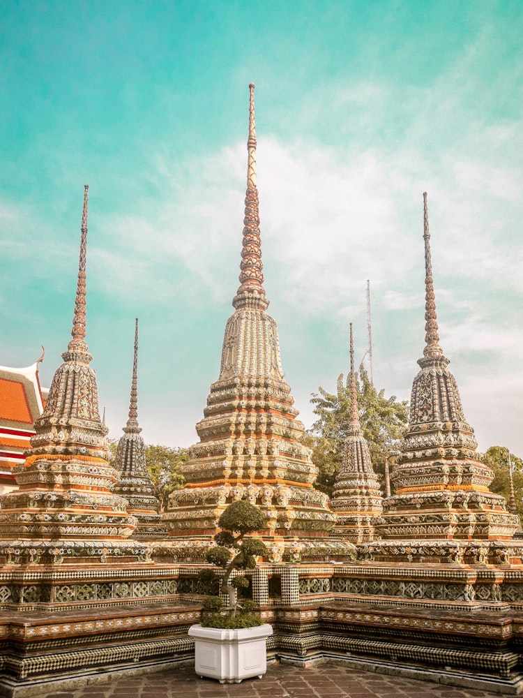 Spitze Türme eines historischen Tempels in Bangkok