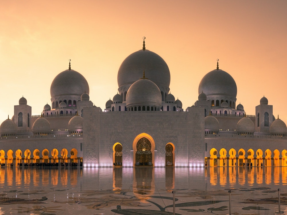 Frontalblick auf die Zayed Moschee in Abu Dhabi bei Sonnenuntergang
