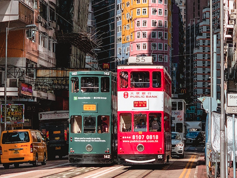 Zwei Doppeldecker-Busse in Hongkong