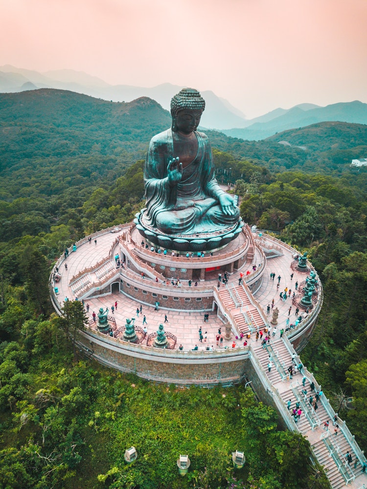 Vogelperspektive auf Buddha-Statue von Lantau Island vor Hongkong