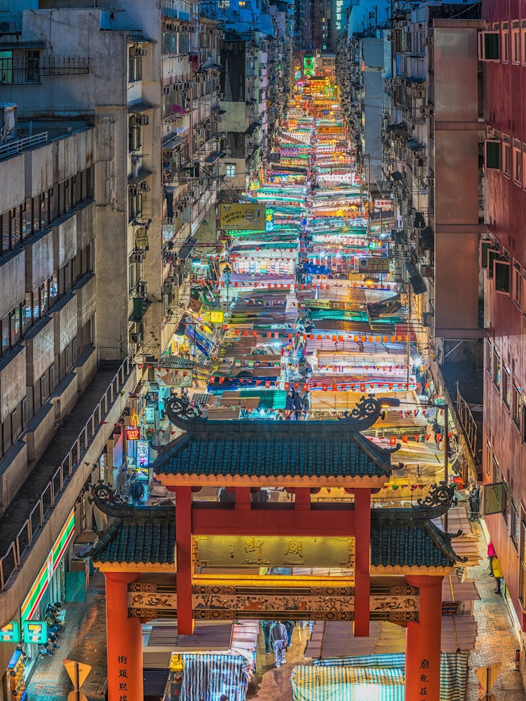 Straße mit bunt erleuchteten Märkten in Hongkong