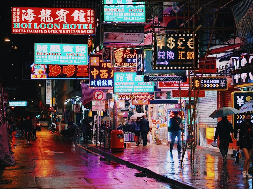 Straße mit bunten Neonlichtern in Hongkong