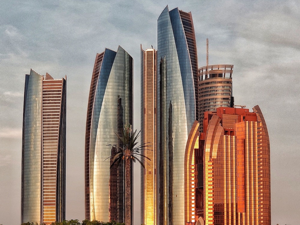 5 Wolkenkratzer, Etihad Towers, in Abu Dhabi bei Sonnenuntergang