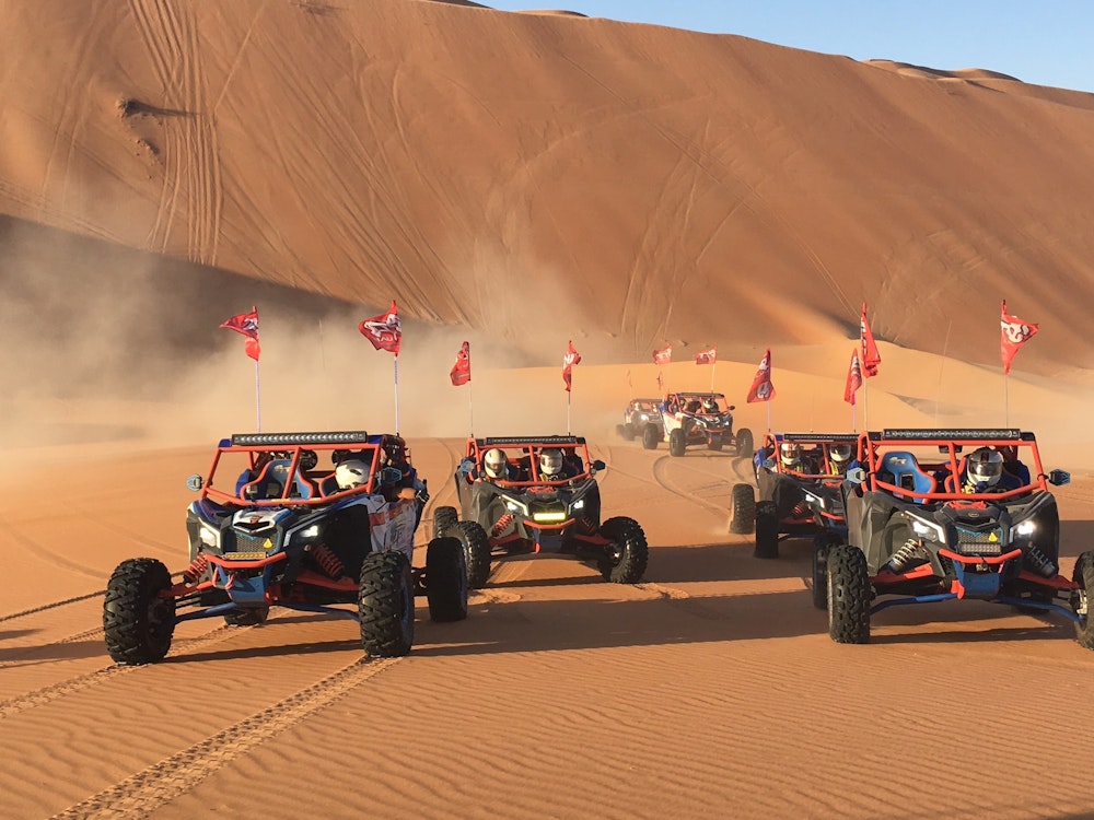 Jeeps rijden door de woestijn nabij Abu Dhabi