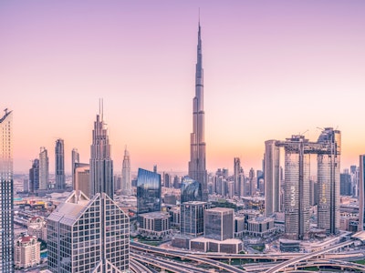 Skyline von Dubai im lila Sonnenaufgang