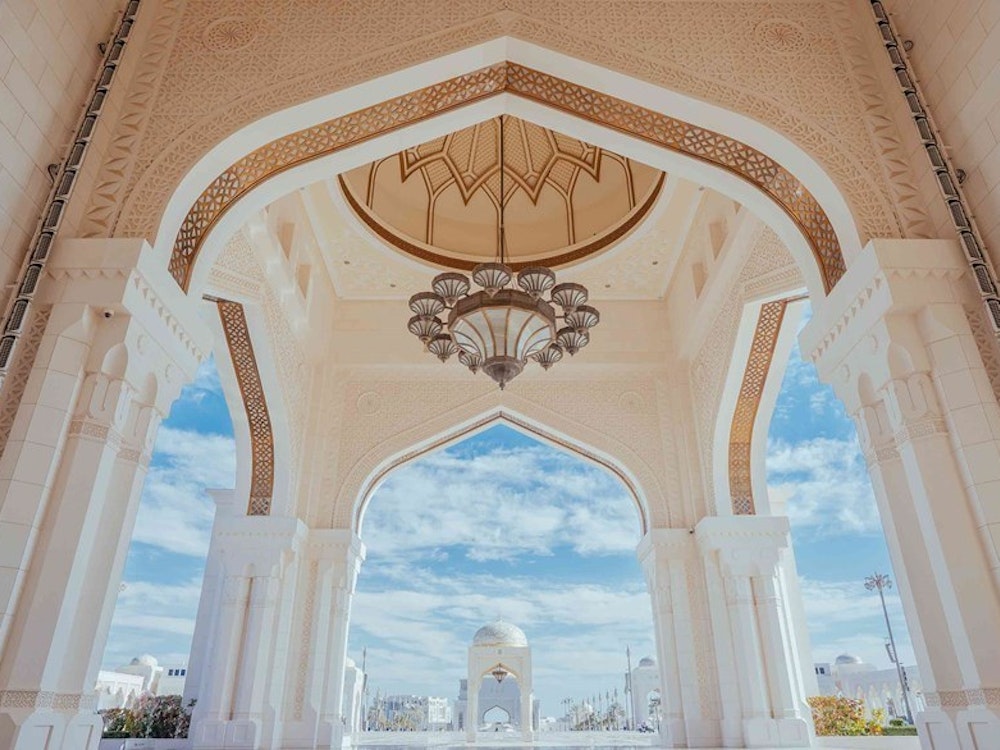 De mooie bogen van het Qasr Al Watan gebouw in Abu Dhabi