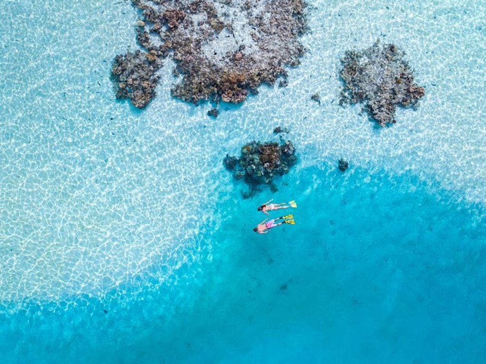 Het helderblauwe, turquoise water bij de Cook Eilanden