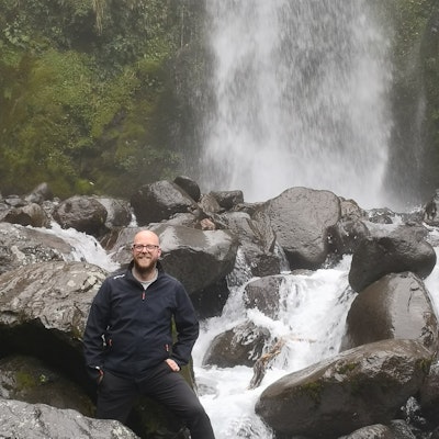 Reisspecialist Bart bij een waterval in Nieuw-Zeeland