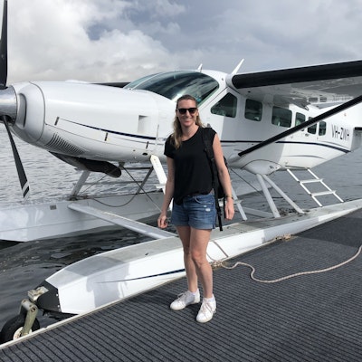 Reisspecialist Sylvia bij een watervliegtuig in Sydney