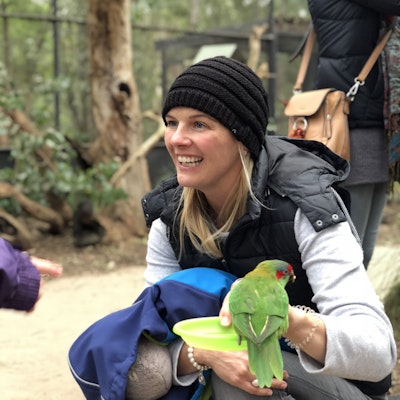 TravelEssence Reiseberaterin Veronika in Australien mit Papagei