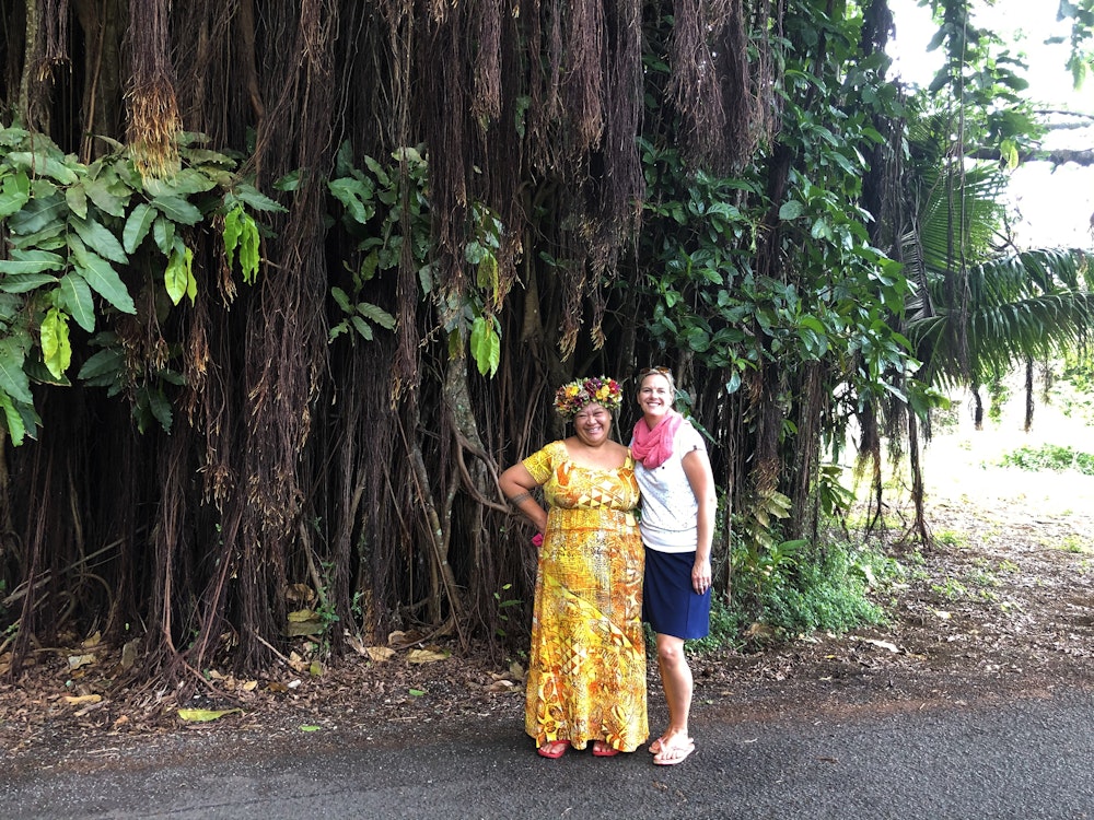 Frau mit Einheimischer auf den Cook islands