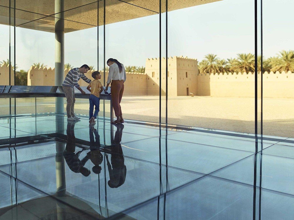 Een familie bezoekt het woestijnfort nabij Abu Dhabi