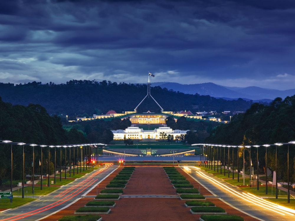 Parlamentsgebäude von Canberra bei Nacht