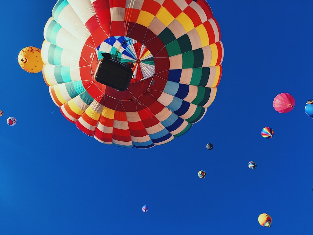 Blick in den blauen Himmel auf Heißluftballons
