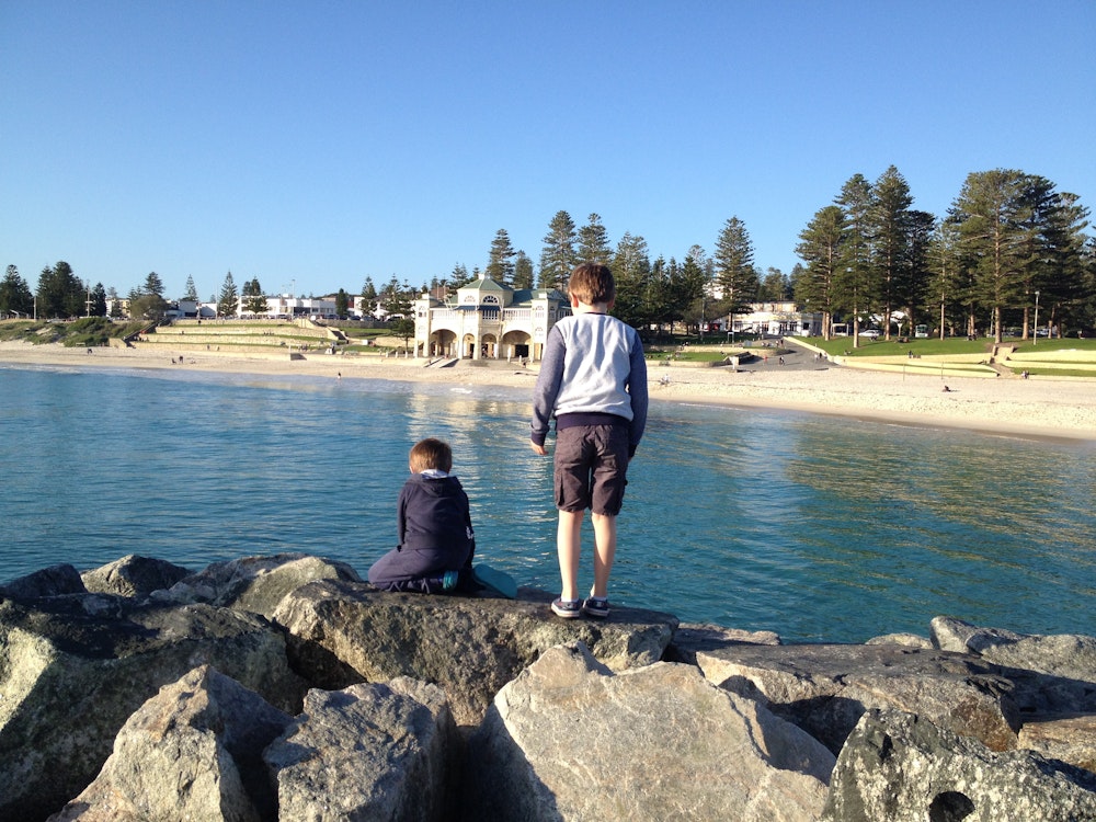 Kinderen kijken uit over de kustlijn van Cottesloe Beach West Australië