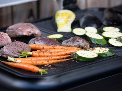 Gemüse und Fleisch auf Elektrogrill bei australischem Barbecue