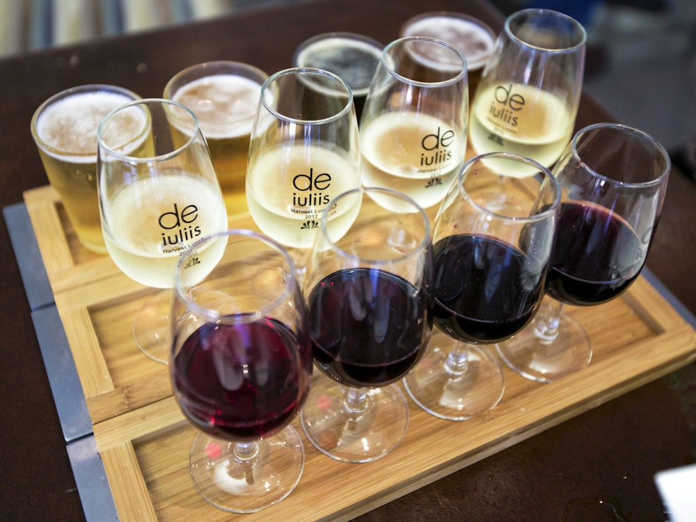 Een tableau met verschillende wijn proefglaasjes tijdens een wijnproeverij