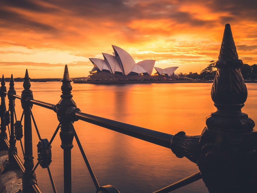 Blick auf den Hafen und das Opernhaus von Sydney bei Sonnenuntergang