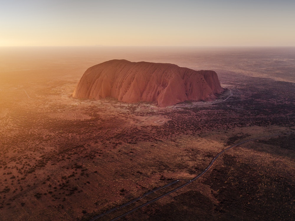 Luftaufnahme des Uluru in Australien