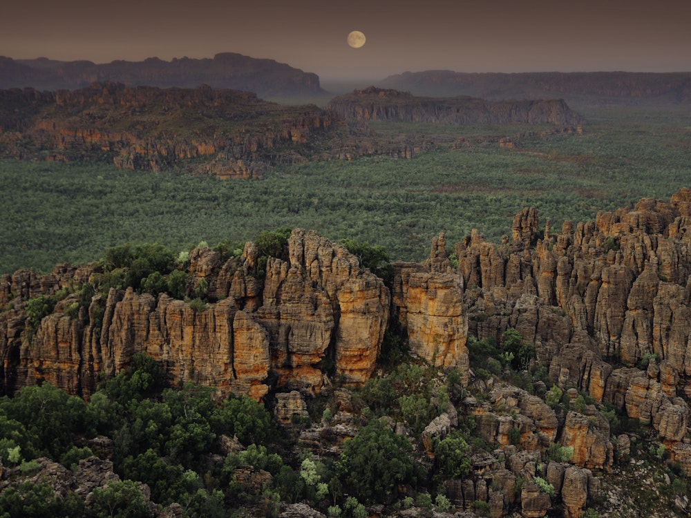 Mond geht über dem Kakadu Nationalpark auf