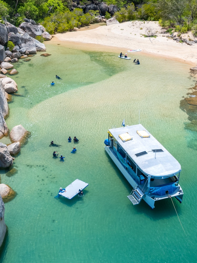 Boot vaart voor de kust van Magnetic Island in de helderblauwe zee