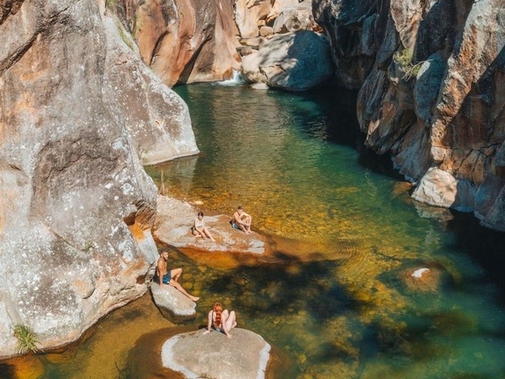 Menschen schwimmen in natürlichen Felspools in Queensland