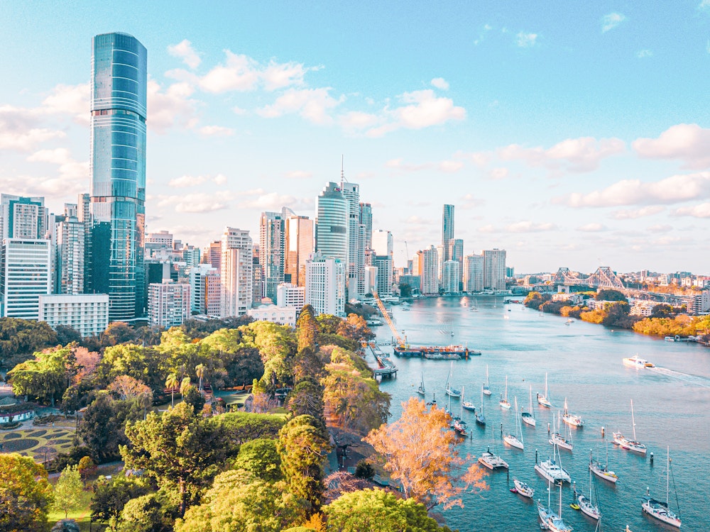 Blick auf Hochhäuser und Hafen von Brisbane