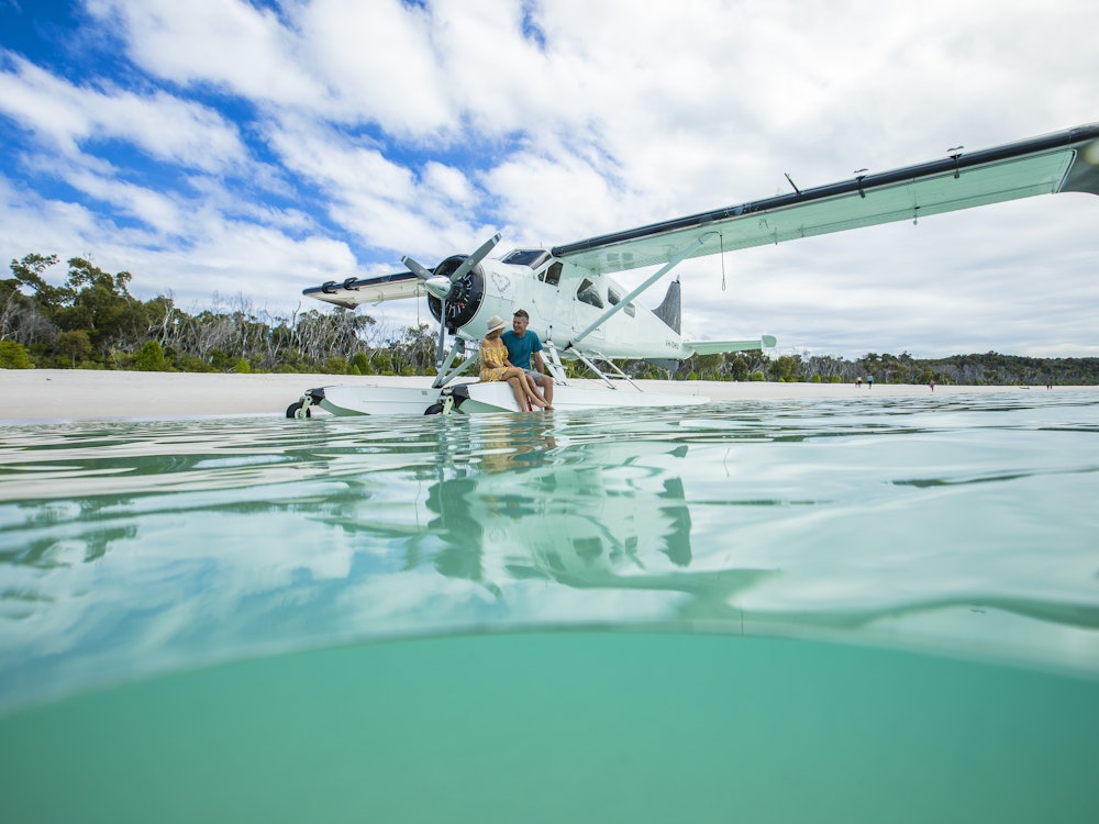 Watervliegtuig op het water bij een strand van de Whitsundays