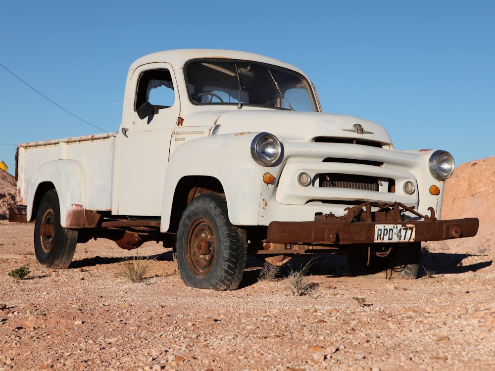 Alter Pick up Truck steht im Outback von Coober Pedy