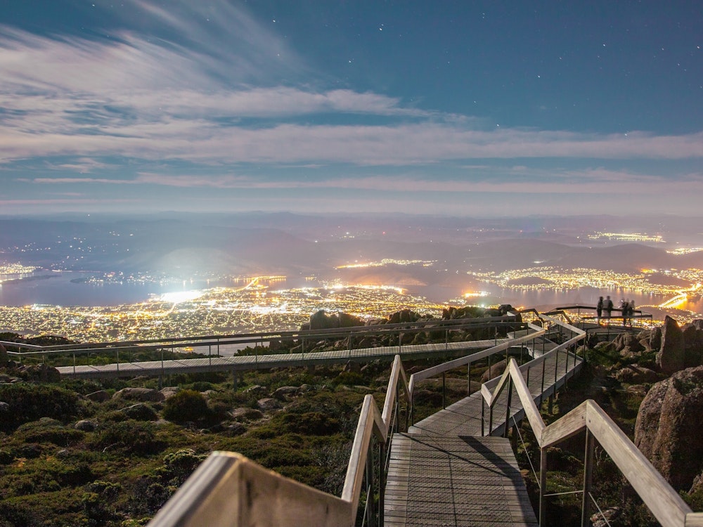 Blick von den erhöhten Wegen des Wellington Parks über Hobart bei Nacht