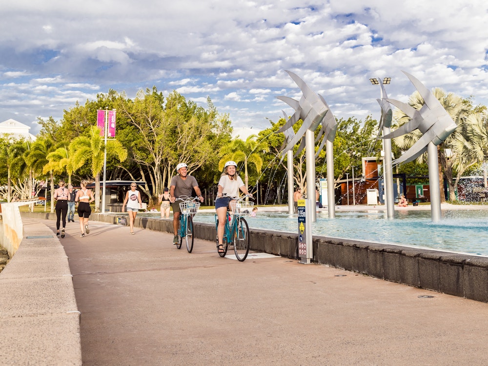 Twee fietsers fietsen over de Esplanade van Cairns