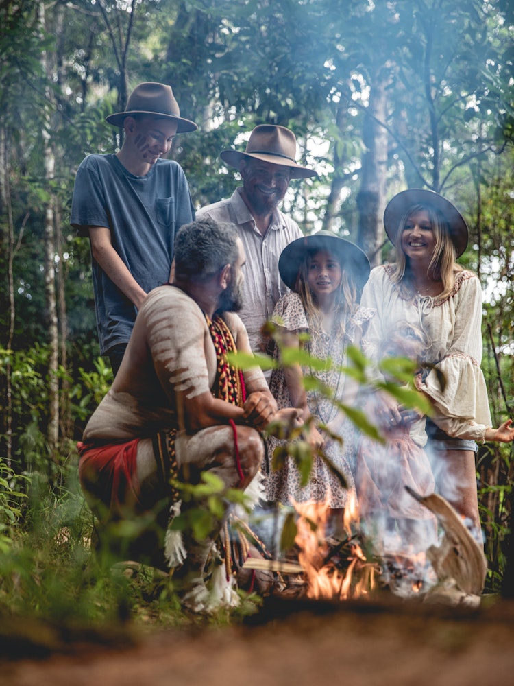 Westerse familie ontdekt de Aboriginal cultuur in het Rainforestation Nature Park