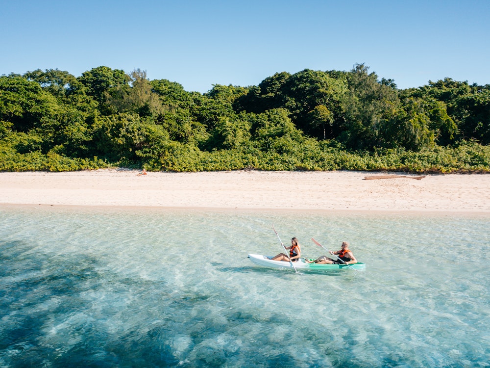 Zwei Menschen in Kayak an der Küste von Green Island, Australien