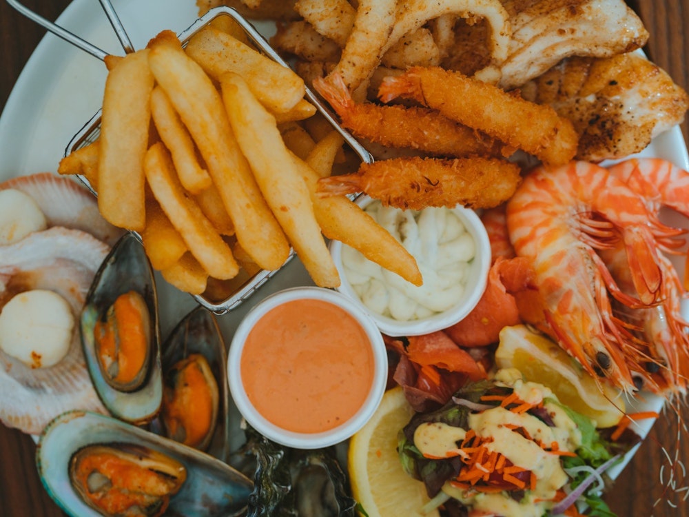 Teller voller Seafood und Dips in Queensland
